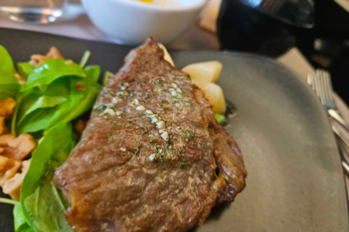 メインデッシュの和牛フィレ肉。美味しすぎる