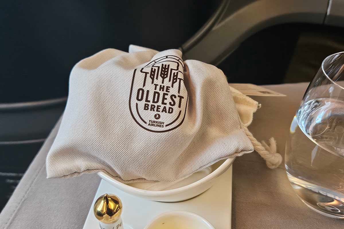 「The Olest Bread（世界最古のパン）」は袋に入った状態で提供される