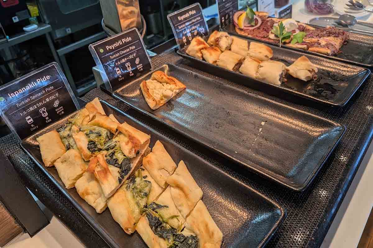 ターキッシュ エアラインズ ラウンジの名物が、この焼きたてのピデ（トルコ風ピザ）だ