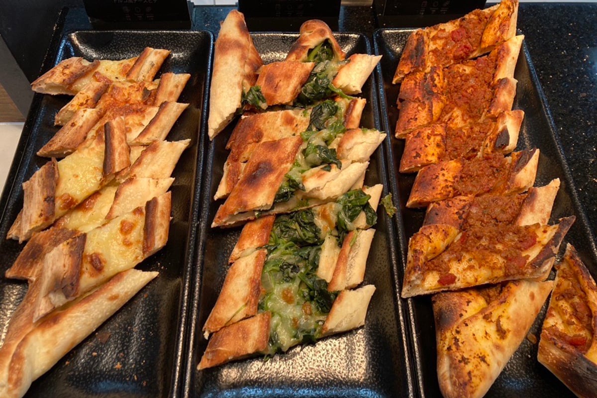ターキッシュ エアラインズ ラウンジの名物が、この焼きたてのピデ(トルコ風ピザ)だ