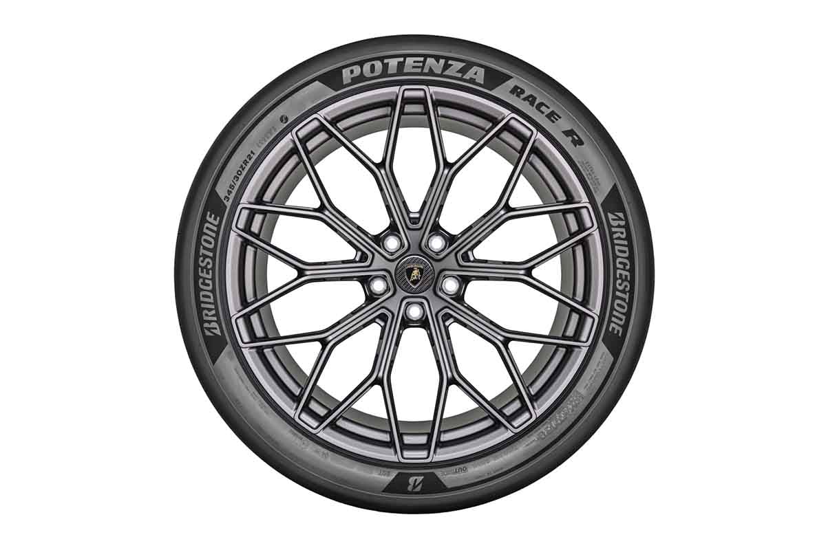 ランボルギーニ「レヴエルトSV」に純正採用されるブリヂストン「ポテンザ・レースR」