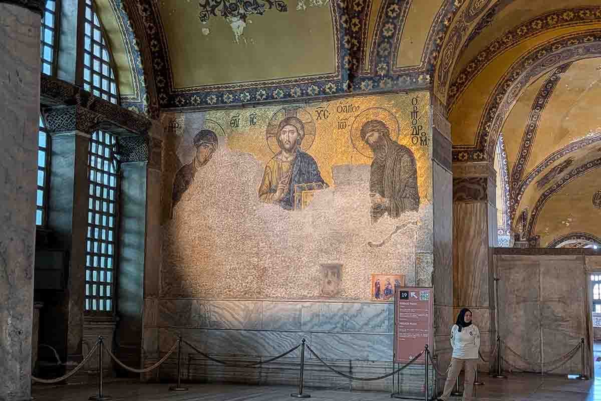 アヤソフィア(Hagia Sophia)2階ギャラリーにある著名なモザイク画「ディーシス(Deësis / 嘆願・とりなし)」。13世紀後半(1261年頃)、ビザンツ帝国(東ローマ帝国)のビザンツ美術最高峰の作品とされている