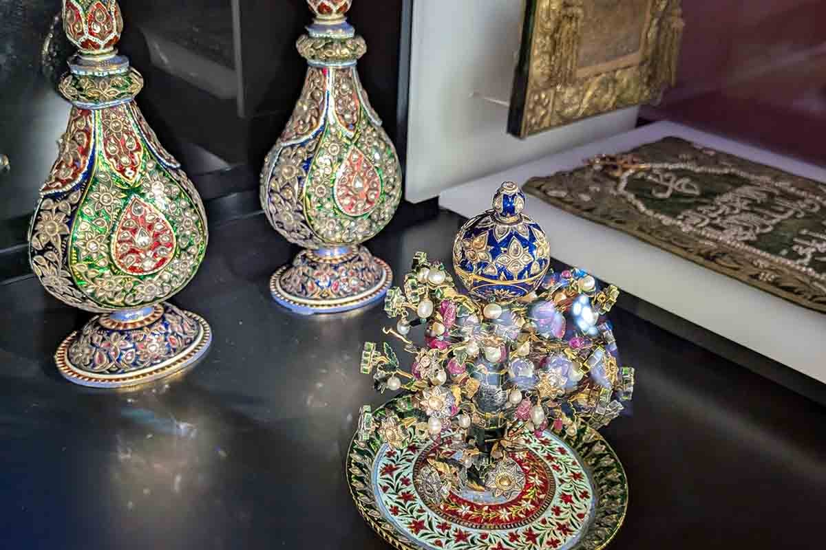 トプカプ宮殿博物館（宝物館）に展示されている、宮廷用の宝石散りばめられた香水瓶