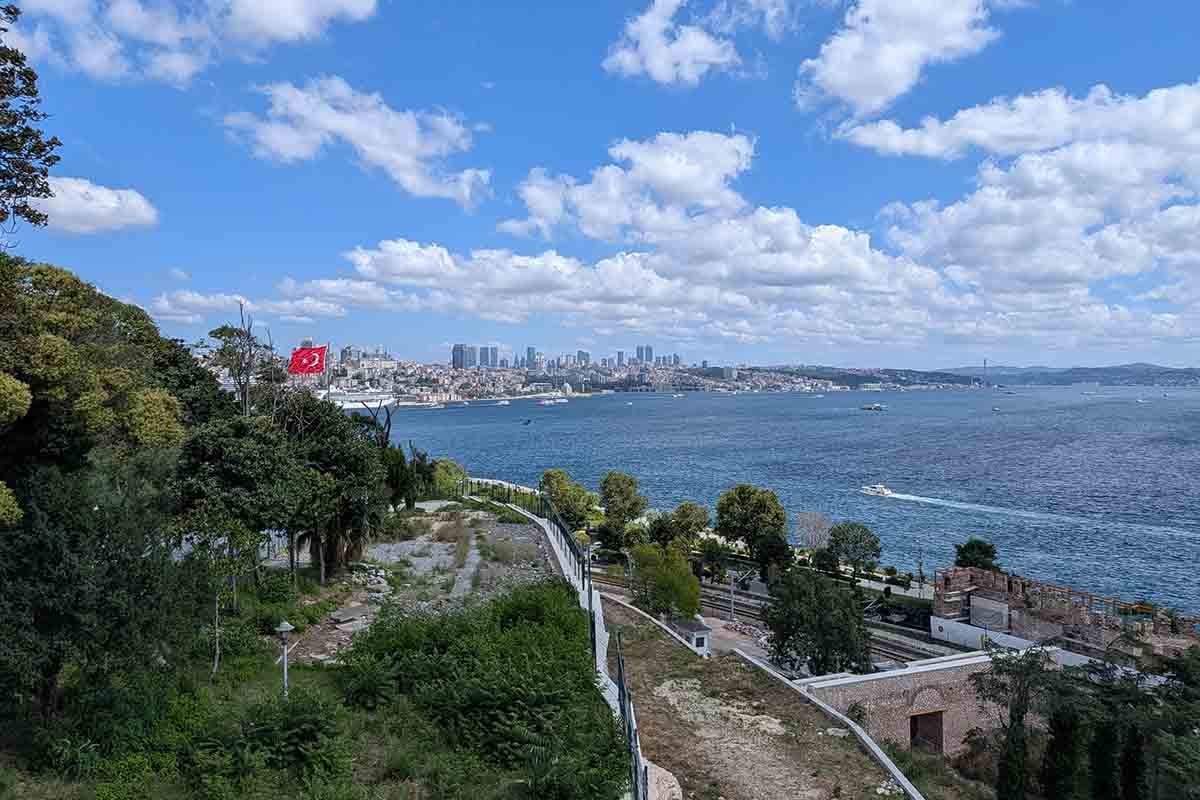 トプカプ宮殿から見るボスポラス海峡。船の往来が多く、イスタンブールが昔から交通の要所として発展してきたというのがわかる