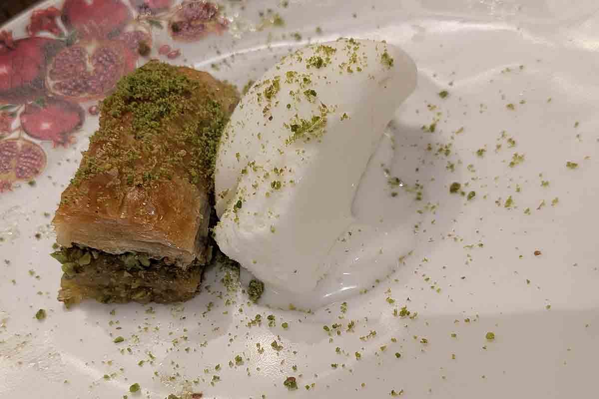 トルコの代表的な伝統スイーツ「バクラヴァ」と「トルコアイス」。甘くて美味しい