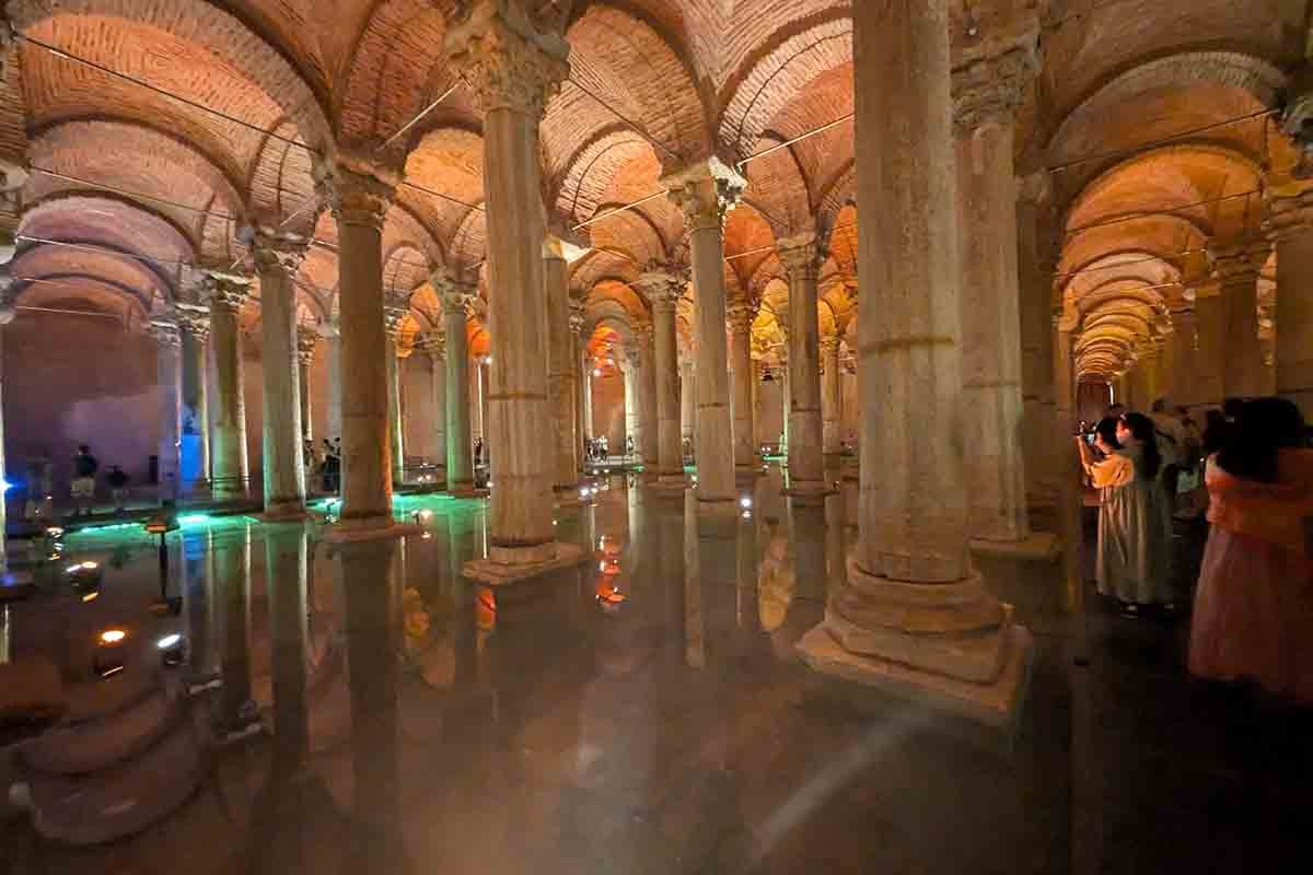 イスタンブールの地下宮殿。ここは東ローマ帝国時代の貯水槽だ