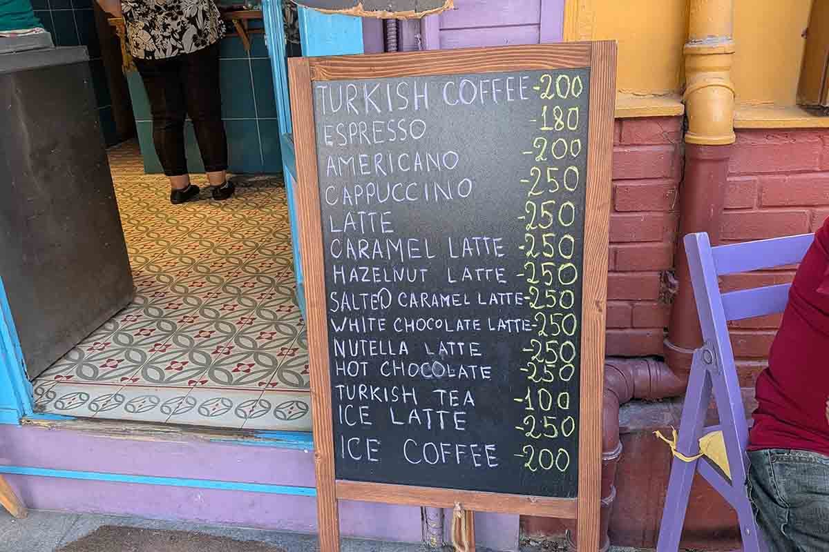 イスタンブールのカフェの値段。2026年9月現在、1トルコリラ＝3.23円