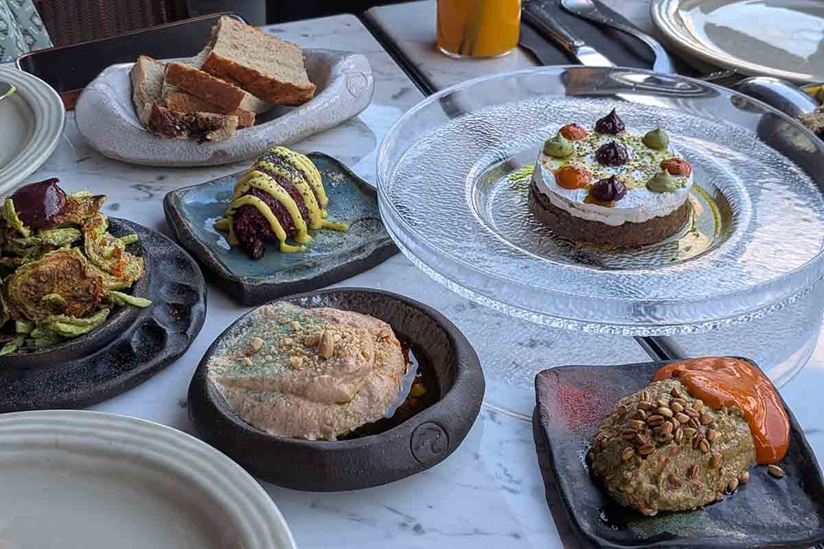 トルコ料理の小皿（メゼ）。ペーストをパンに乗せて食べる