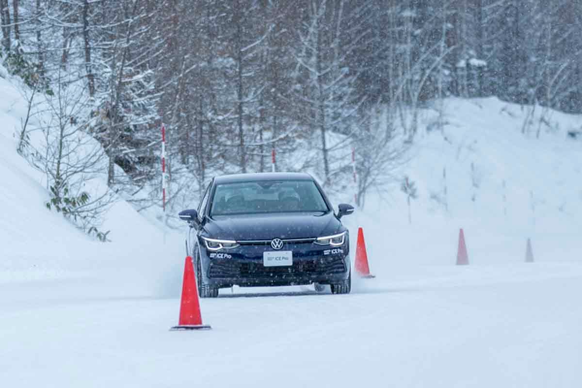 ダンロップの新スタッドレスタイヤ「ウインターマックス・アイスプロ」試走会の様子。圧雪路でのパイロンスラロームをゴルフVIIIで試す