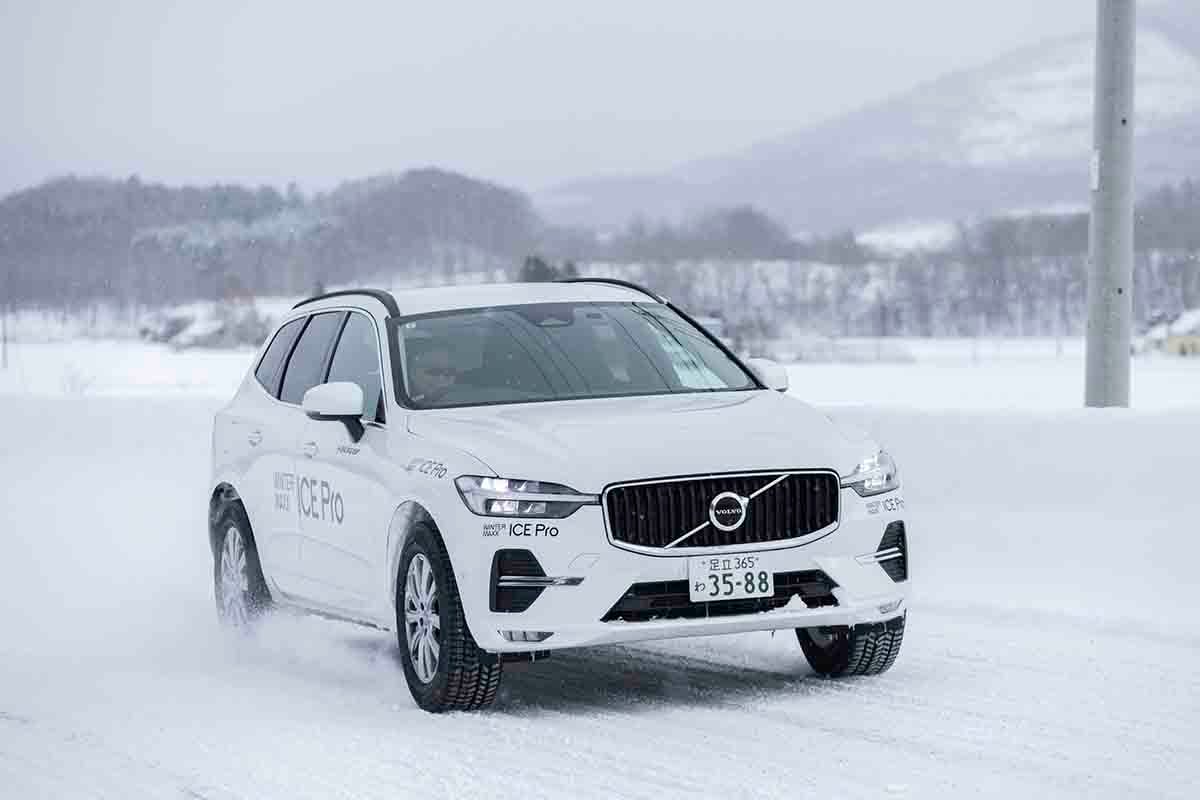 ダンロップの新スタッドレスタイヤ「ウインターマックス・アイスプロ」試走会の様子。一般道をボルボ「XC60」で走行