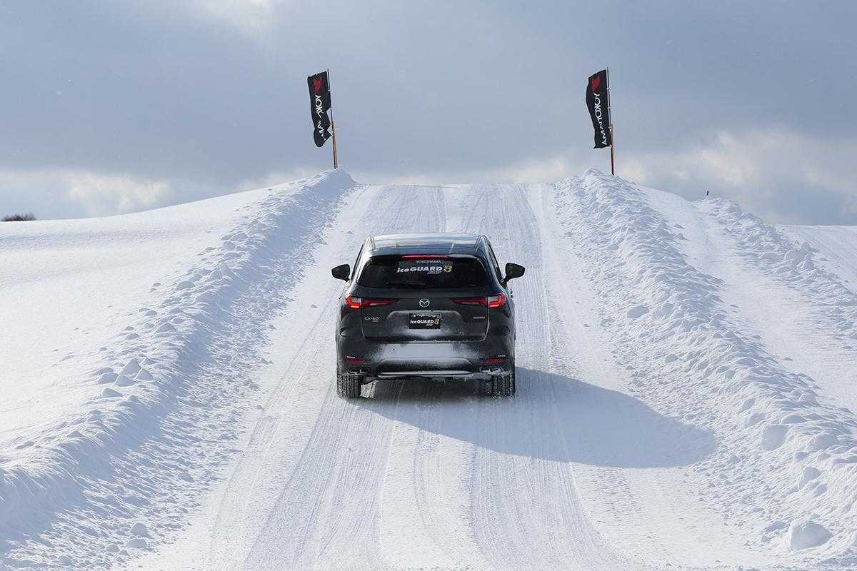 登坂路で圧雪のグリップを試す