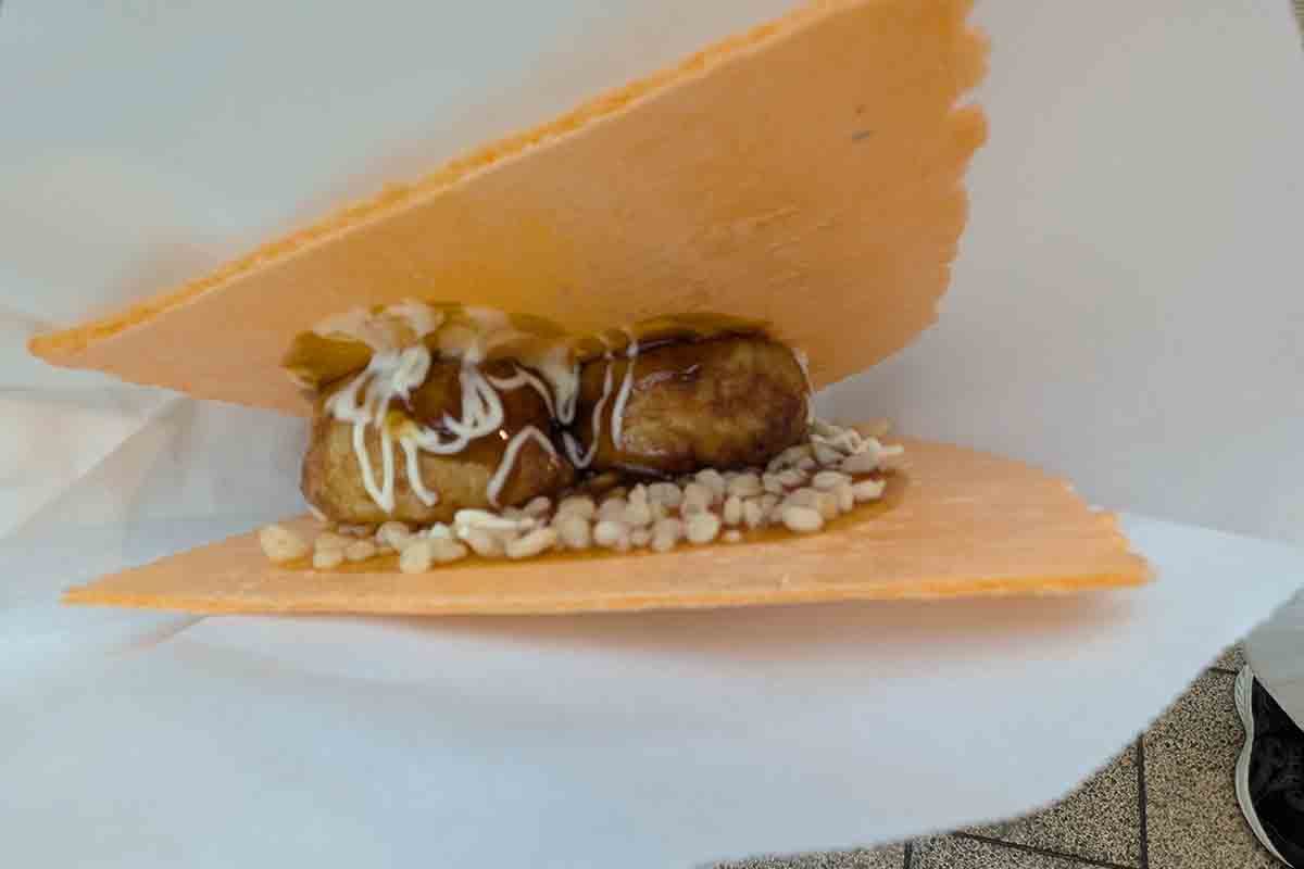 えびせんにたこ焼きが入ったもの