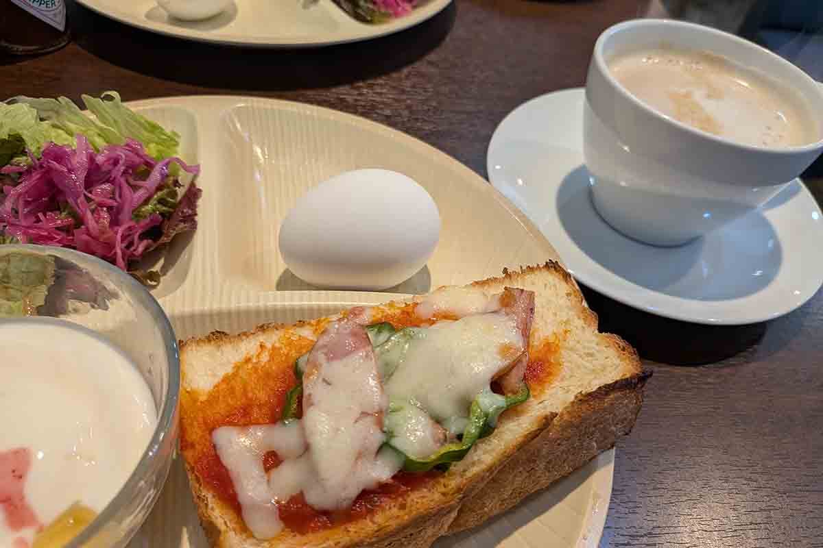 朝食は商店街にある喫茶店で食べられる