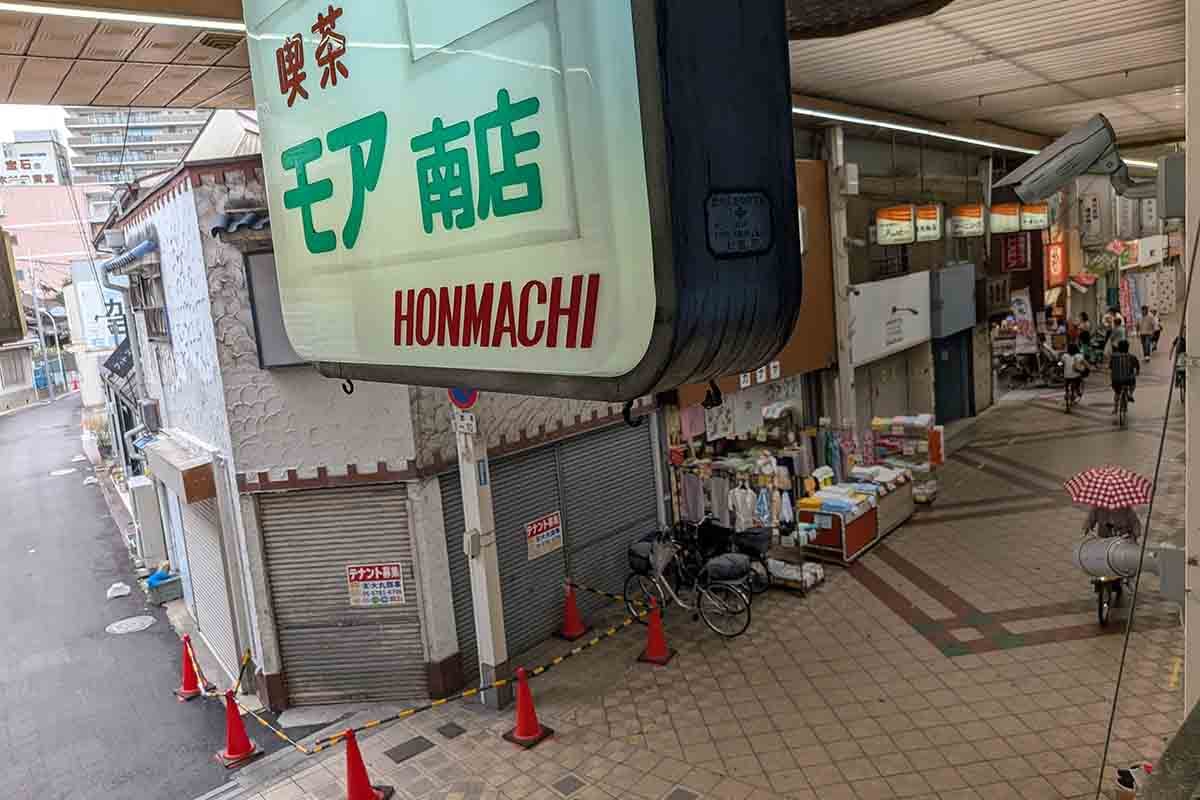 客室から見た商店街の様子