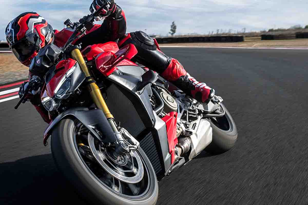 ドゥカティ「ストリートファイター V4」