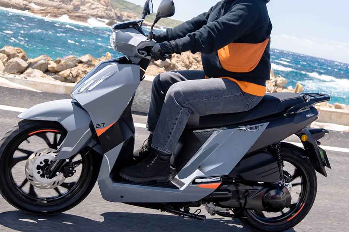 プジョー「ツイート125 GT」