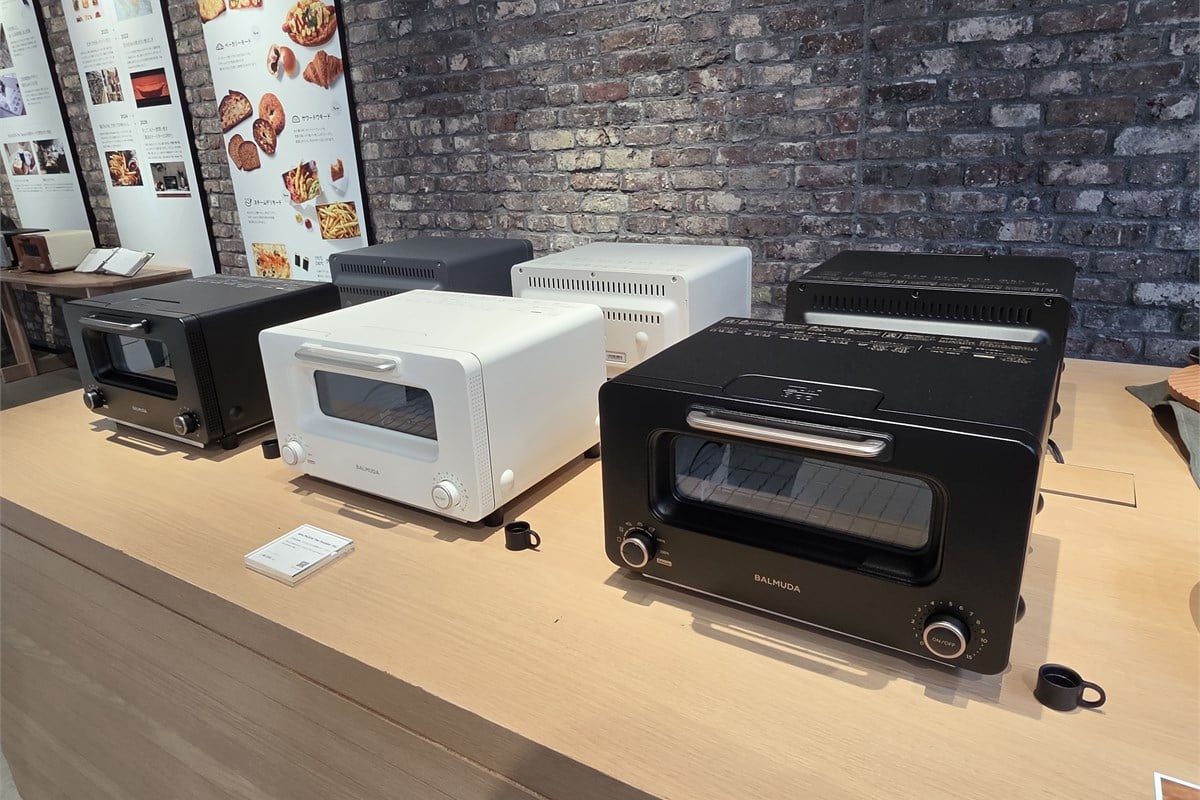 会場に並ぶ新型。新しい3つのモードは通常モデルとProに共通し、Proには表面を仕上げるサラマンダーモードが加わります。見慣れた姿を残しながら使い方を広げる一台に、11年間の経験が重なります。