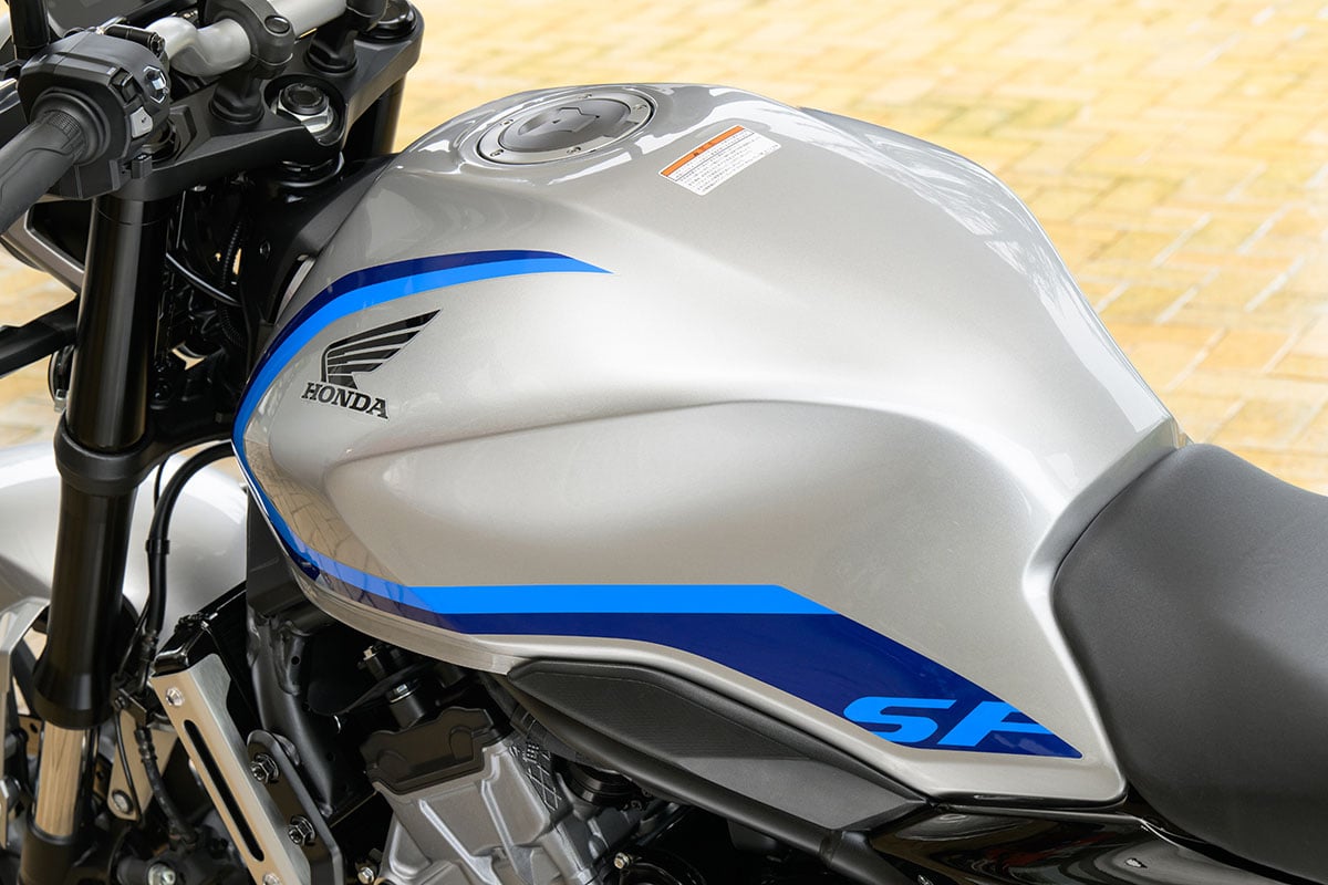 ホンダ新型「CB400スーパーフォア Eクラッチ」
