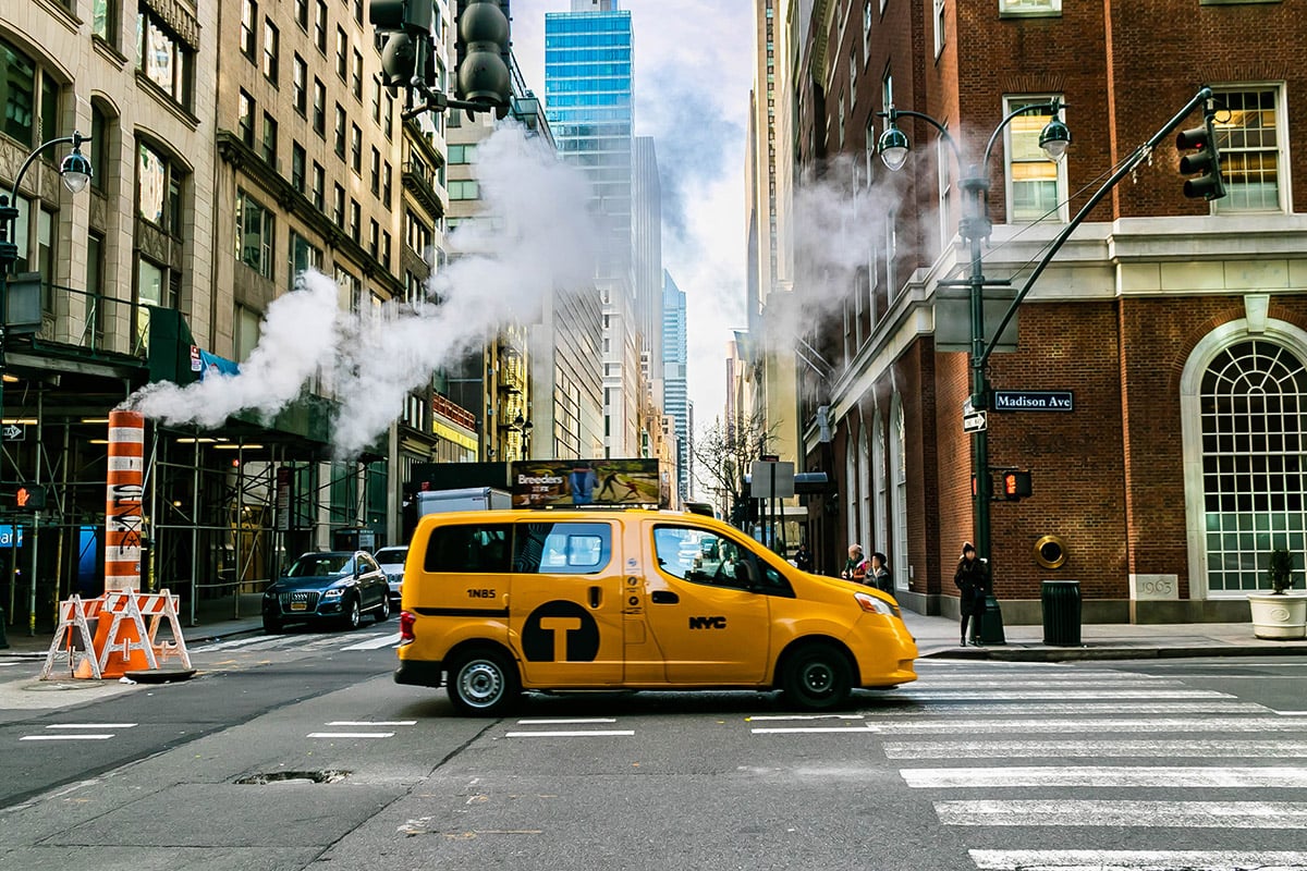 海外のタクシーは「法律で指定されたカラー」や「伝統的な車両デザイン」が明確に決まっていることが多い