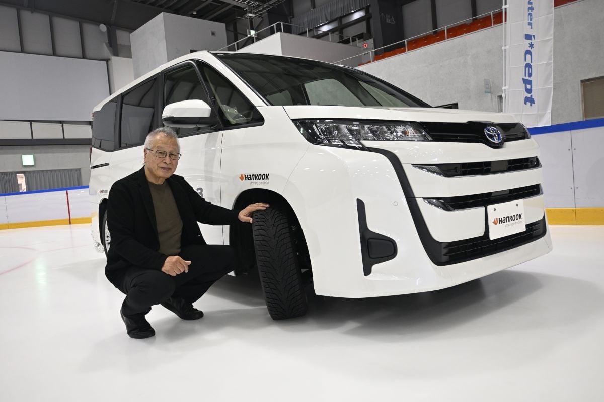 「Winter i*cept iZ3」と、トヨタ「ノア」に装着して試乗したこもだきよし氏