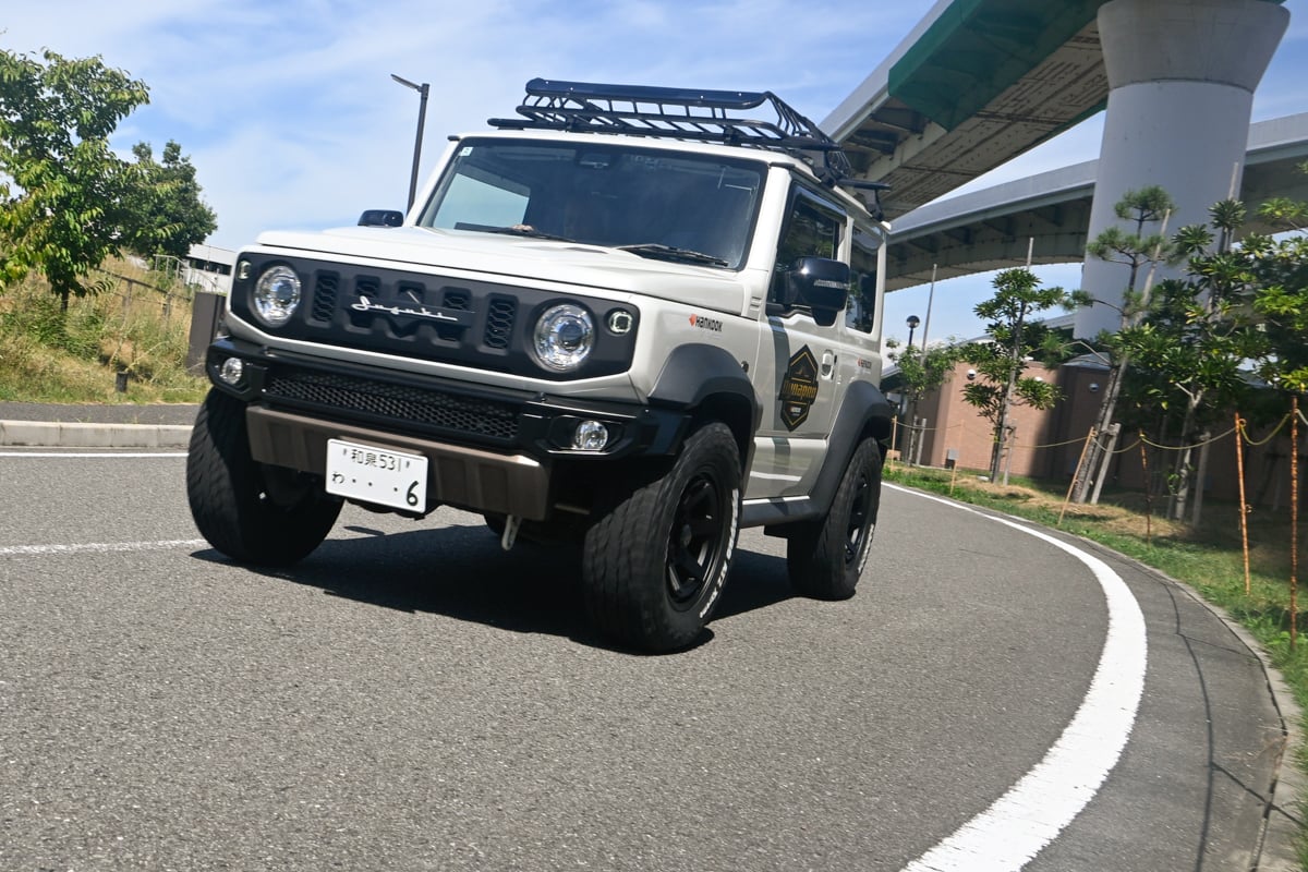235サイズを履いたスズキ・ジムニー シエラ