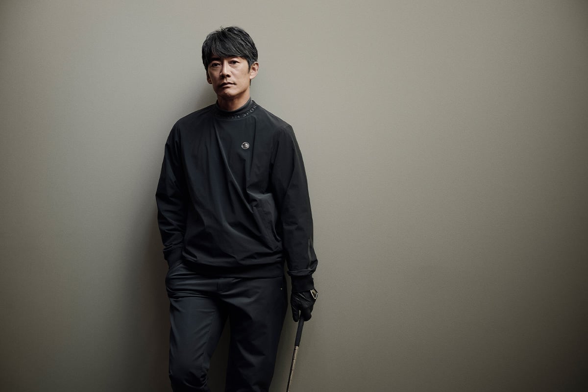 「LANVIN SPORT」のアイテムを着用する反町隆史さん
