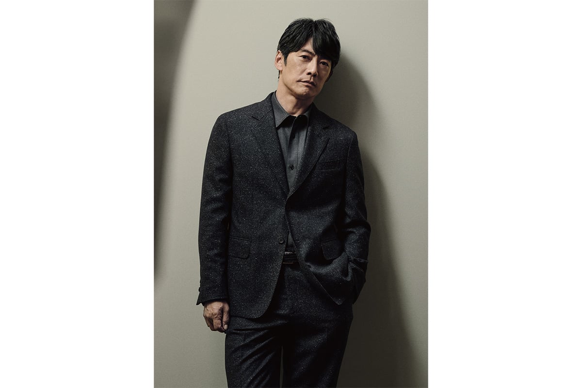 「LANVIN COLLECTION」のアイテムを着用する反町隆史さん