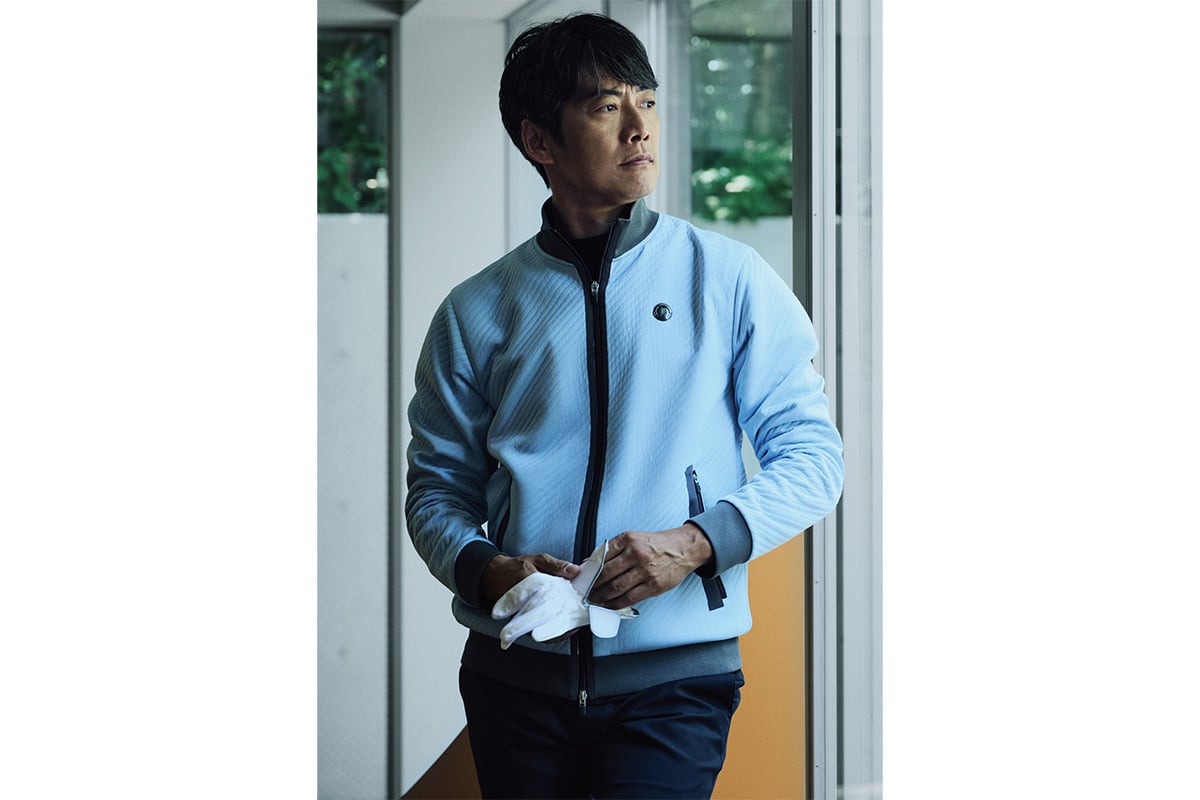 「LANVIN SPORT」のアイテムを着用する反町隆史さん