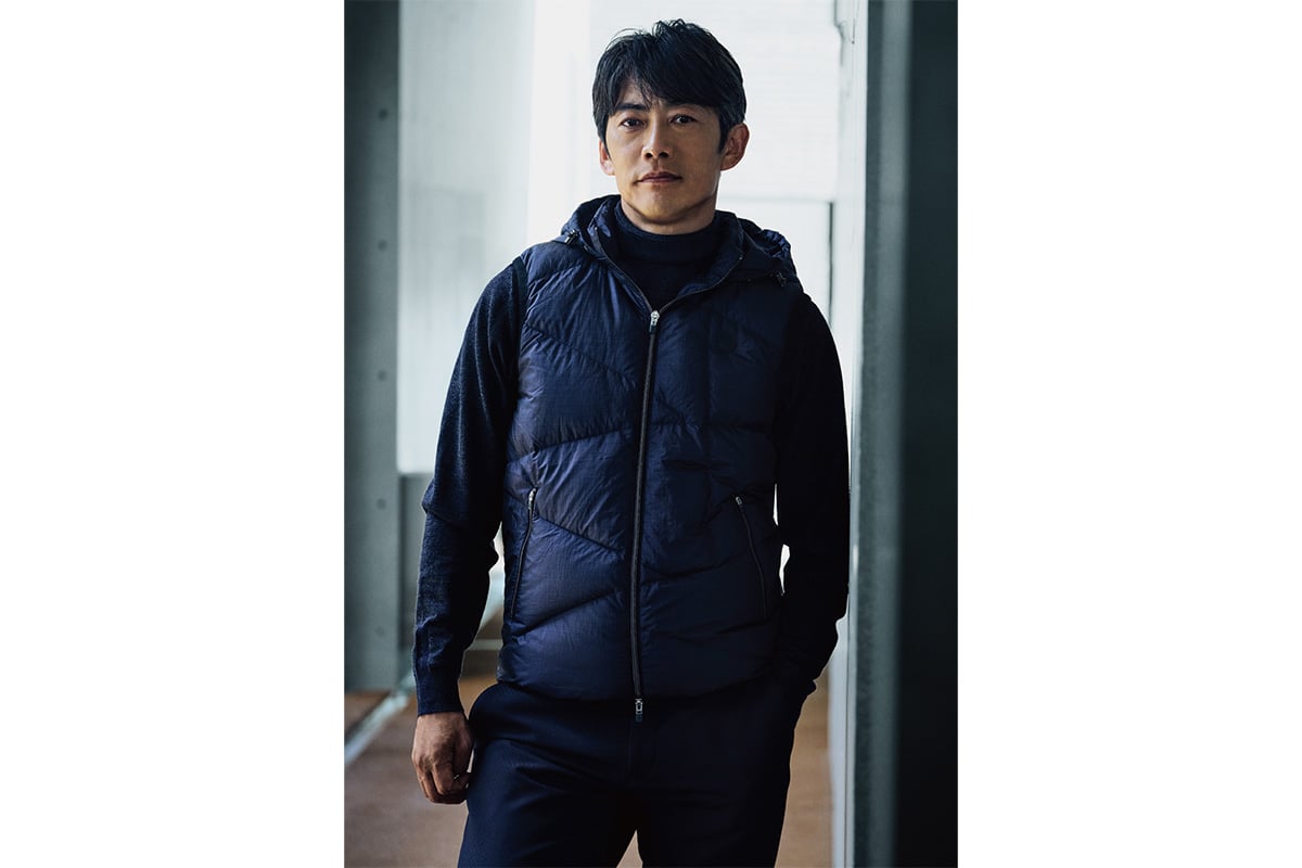 「LANVIN SPORT」のアイテムを着用する反町隆史さん