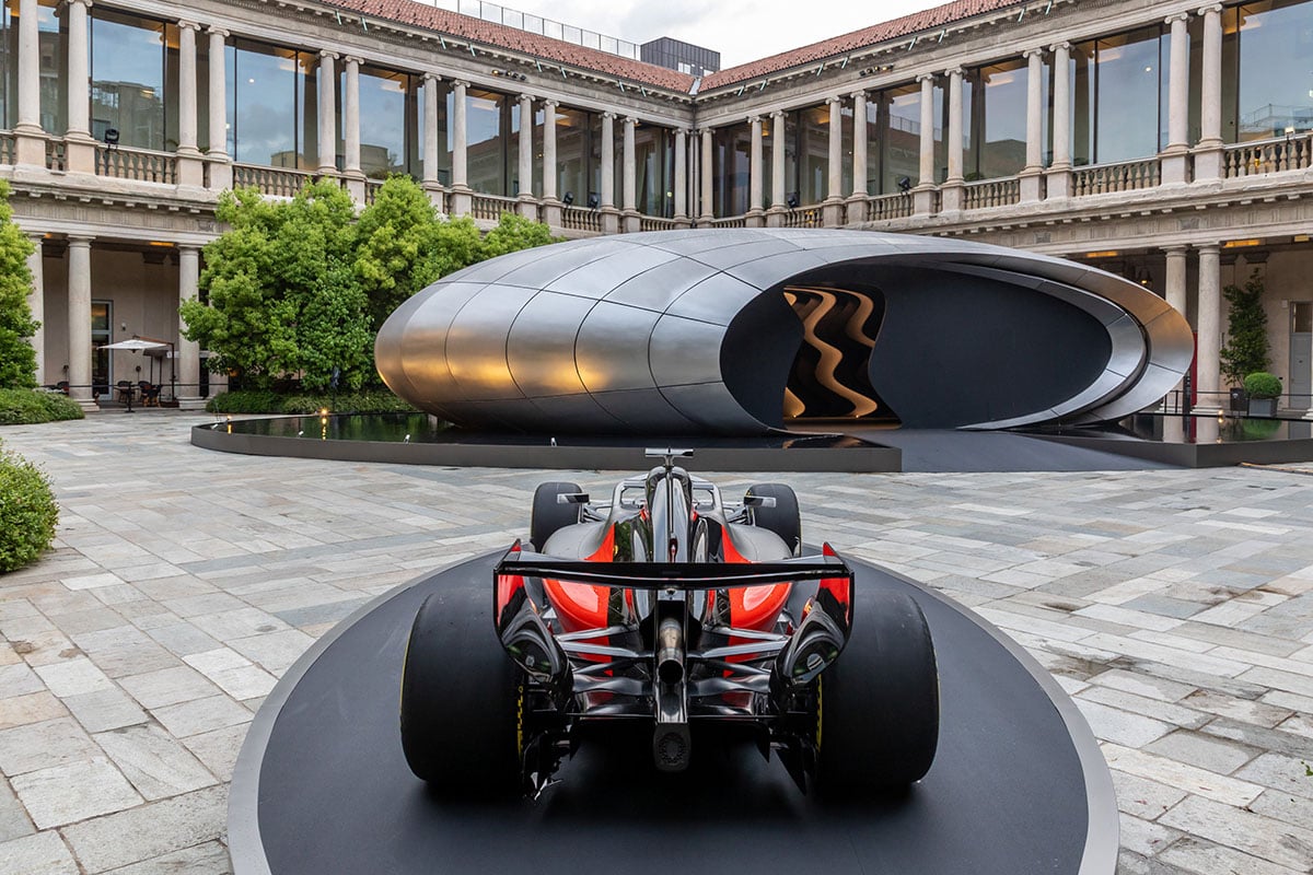 「Origin」とともに展示されたアウディのF1マシン「R26」