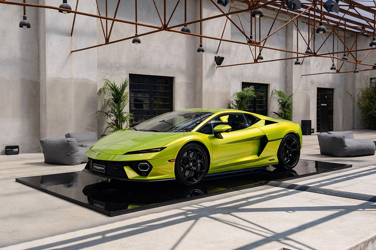 屋外スペースに展示されたランボルギーニ「テメラリオ」の「Verde Citrea」