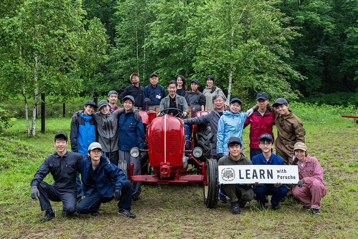 「LEARN with Porsche」の「ものづくり」プログラム。2026年は、ポルシェ製の旧型トラクターや農業機械の整備に挑戦