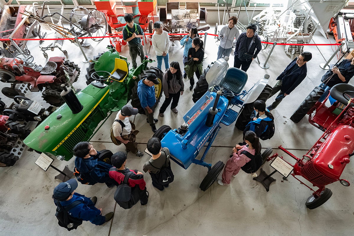 「LEARN with Porsche」の「ものづくり」プログラム。4日目には「とかち農機具歴史館」で農機具やトラクターの歴史を学ぶ