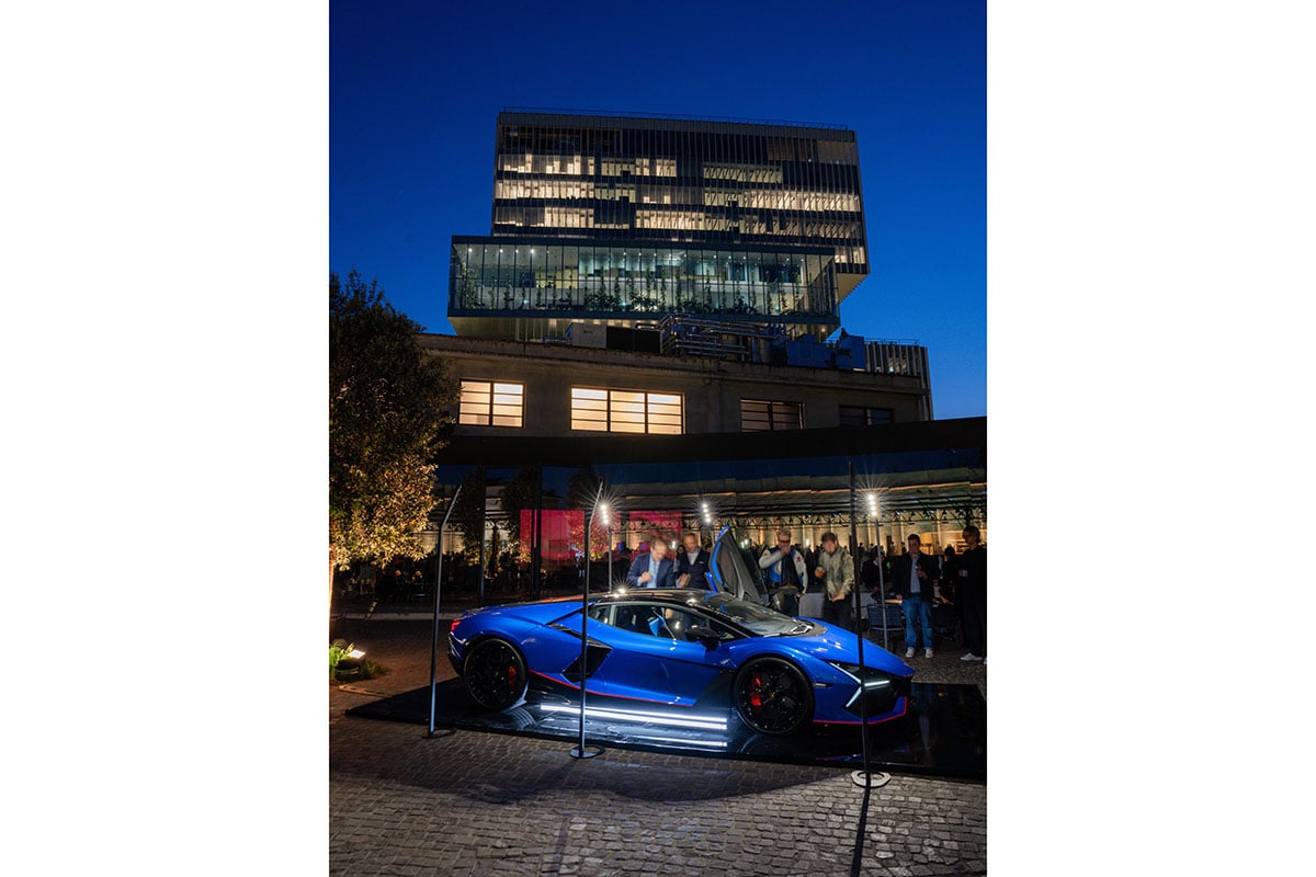 夜の会場に展示されたランボルギーニ「レヴエルト」