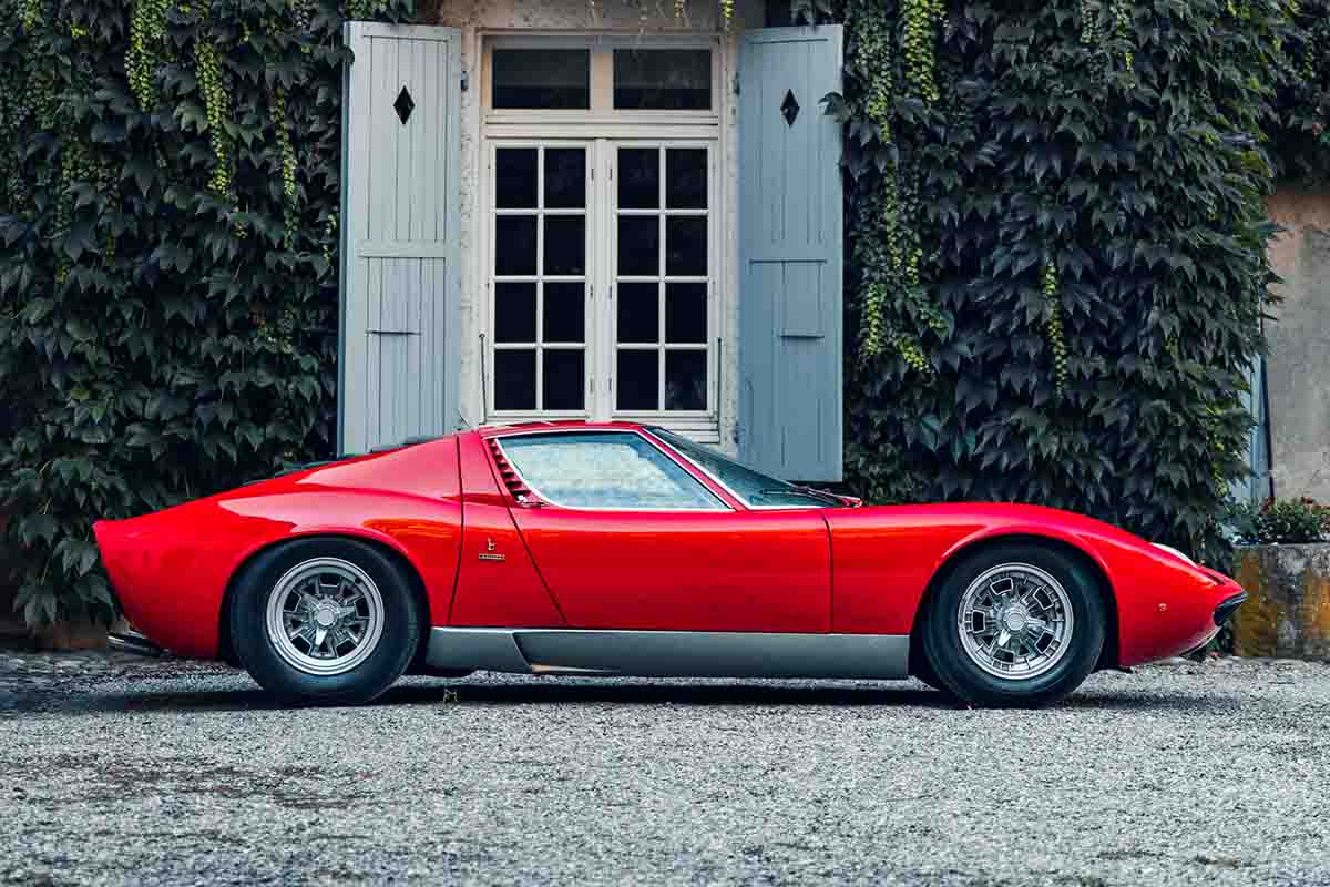 オークションに出品され高値で落札された1969年式ランボルギーニ「ミウラP400S」Simon Gosselin(c)2026 Courtesy of RM Sotheby's