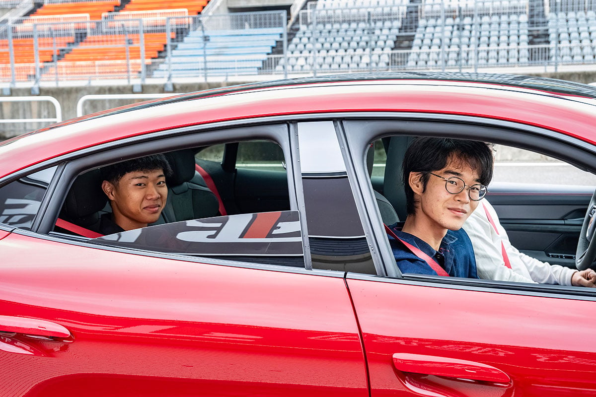 「LEARN with Porsche」の「ものづくり」プログラム。4日目は夕食の前に「十勝スピードウェイ」で最新のポルシェの性能を存分に体感