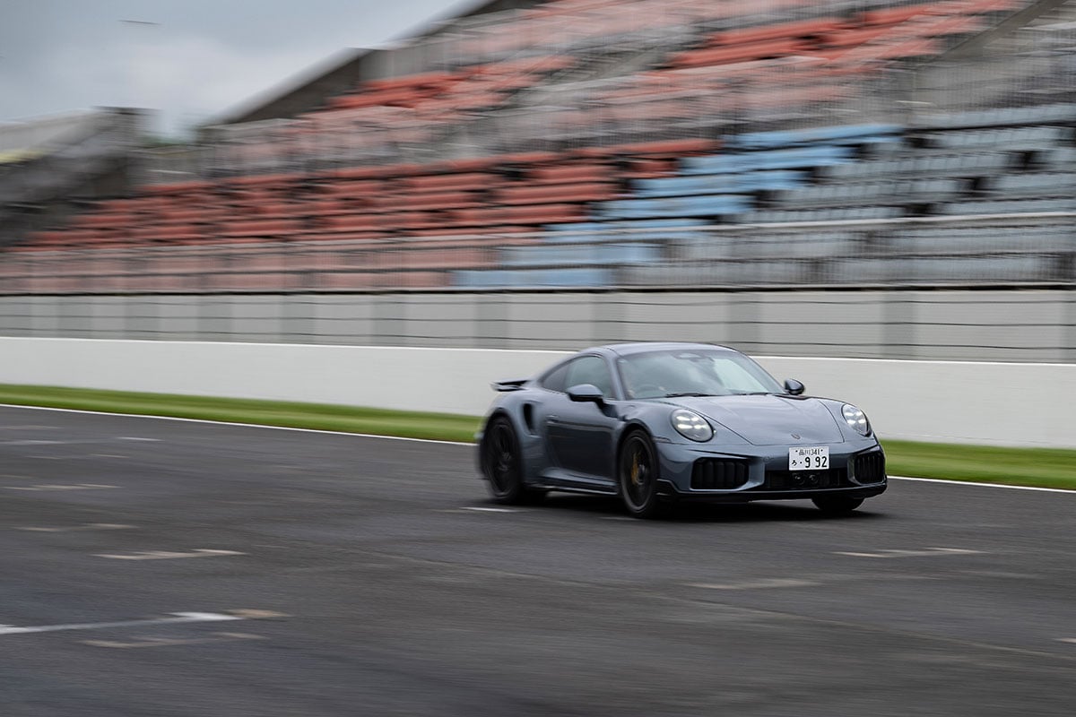 「LEARN with Porsche」の「ものづくり」プログラム。4日目は夕食の前に「十勝スピードウェイ」で最新のポルシェの性能を存分に体感
