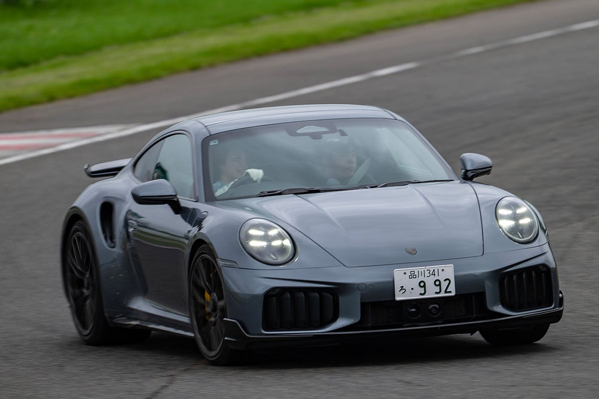 「LEARN with Porsche」の「ものづくり」プログラム。4日目は夕食の前に「十勝スピードウェイ」で最新のポルシェの性能を存分に体感