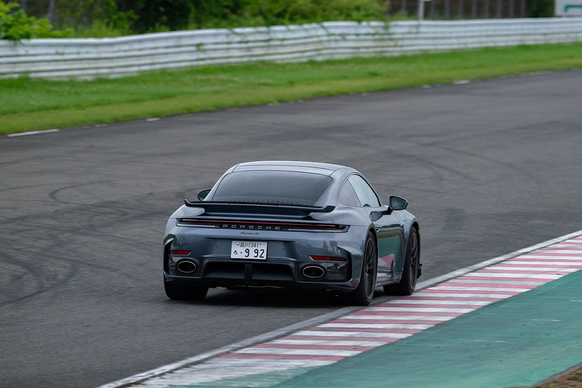 「LEARN with Porsche」の「ものづくり」プログラム。4日目は夕食の前に「十勝スピードウェイ」で最新のポルシェの性能を存分に体感