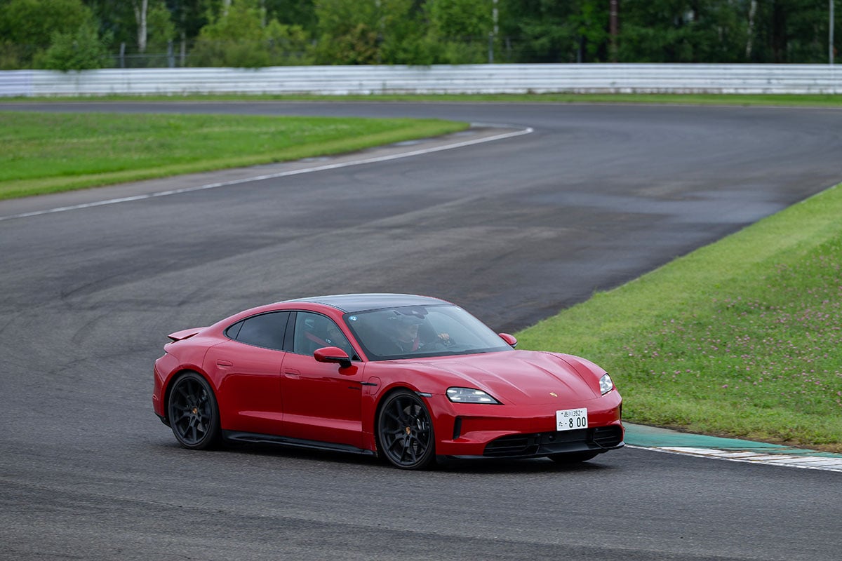 「LEARN with Porsche」の「ものづくり」プログラム。4日目は夕食の前に「十勝スピードウェイ」で最新のポルシェの性能を存分に体感