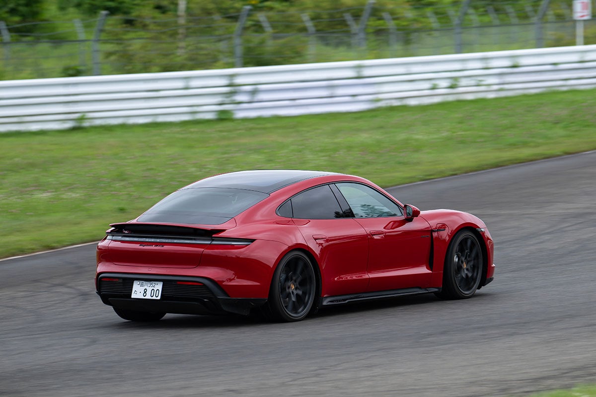 「LEARN with Porsche」の「ものづくり」プログラム。4日目は夕食の前に「十勝スピードウェイ」で最新のポルシェの性能を存分に体感