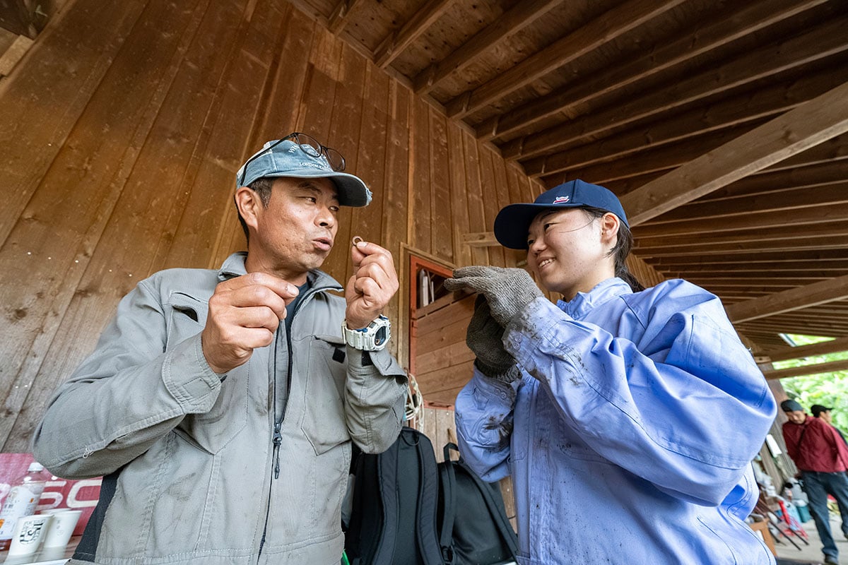 「ものづくり」プログラムのメイン会場である「森の馬小屋」を運営する田中次郎さん（左）