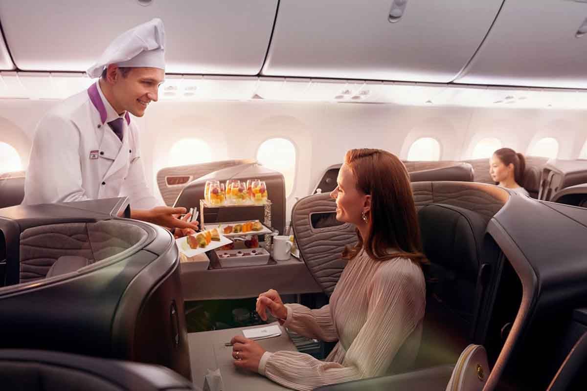 機内食の最後の仕上げや盛り付けをおこなってくれる「フライングシェフ」と呼ばれる専任のスタッフ