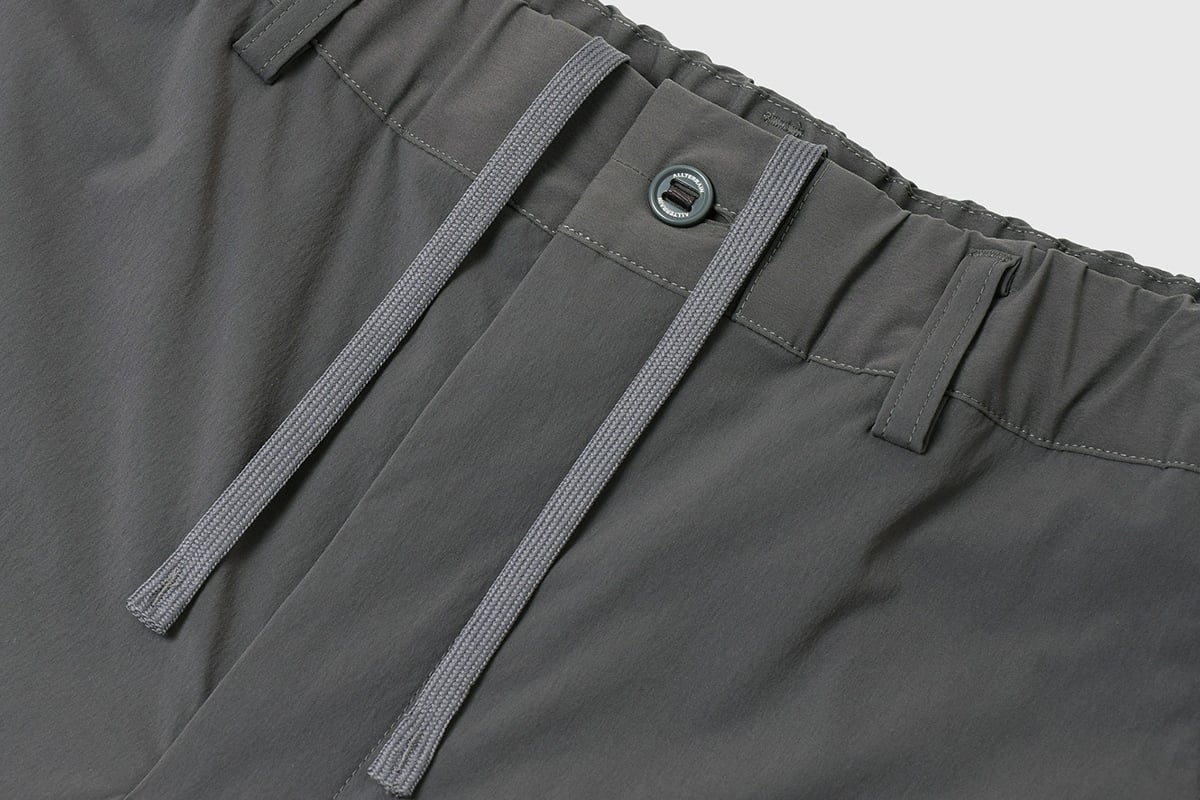 DESCENTE ALLTERRAIN 81「6Dパターンコーデュラストレッチパンツ」（チャコール）：1万9800円