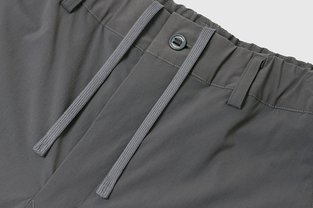 DESCENTE ALLTERRAIN 81「6Dパターンコーデュラストレッチワイドパンツ」（チャコール）：1万9800円