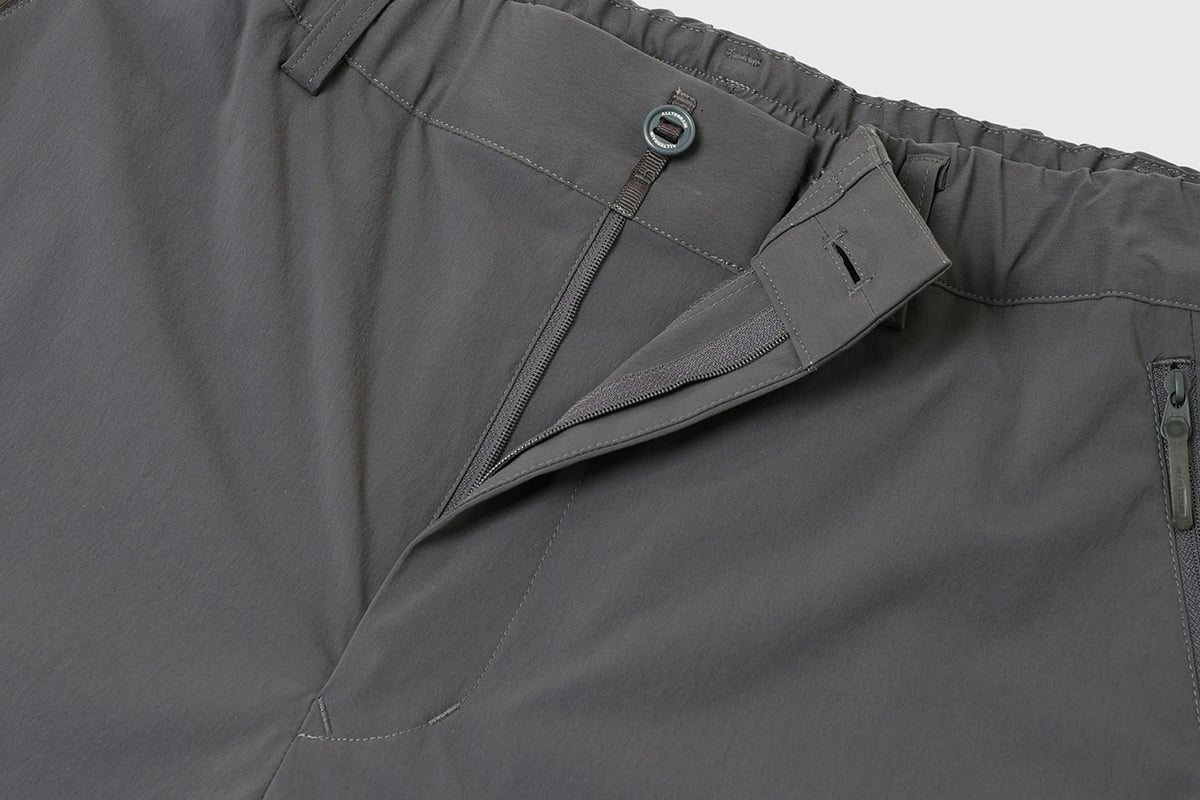 DESCENTE ALLTERRAIN 81「6Dパターンコーデュラストレッチワイドパンツ」（チャコール）：1万9800円