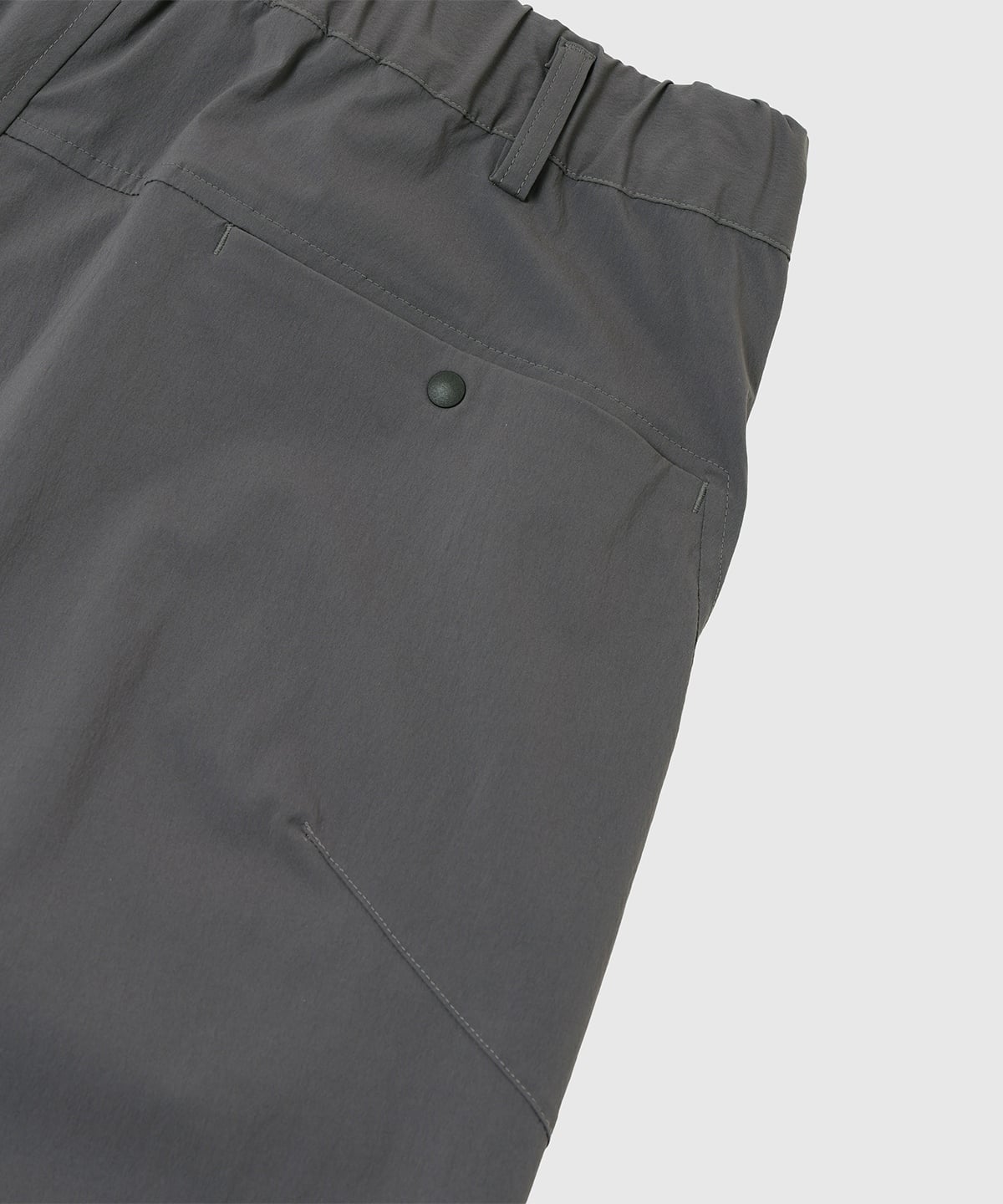 DESCENTE ALLTERRAIN 81「6Dパターンコーデュラストレッチワイドパンツ」（チャコール）：1万9800円