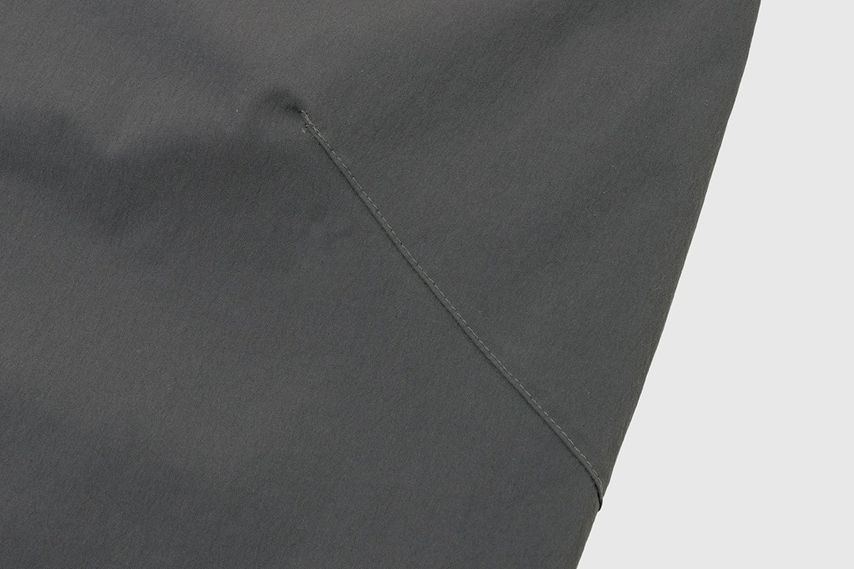 DESCENTE ALLTERRAIN 81「6Dパターンコーデュラストレッチワイドパンツ」（チャコール）：1万9800円
