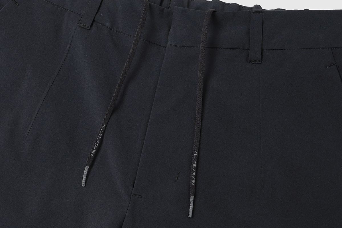 DESCENTE ALLTERRAIN「ストレッチ6Dパターンスリムパンツ」（ブラック）：2万9700円