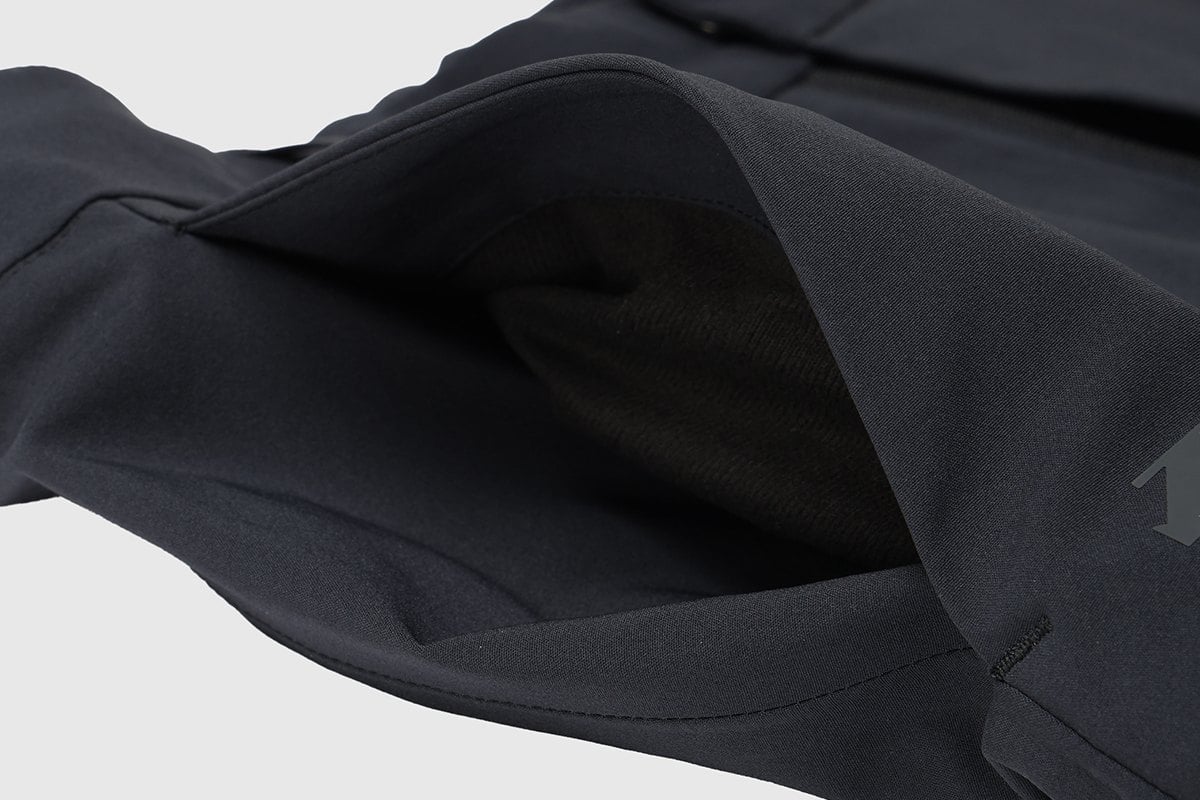 DESCENTE ALLTERRAIN「ストレッチ6Dパターンスリムパンツ」（ブラック）：2万9700円